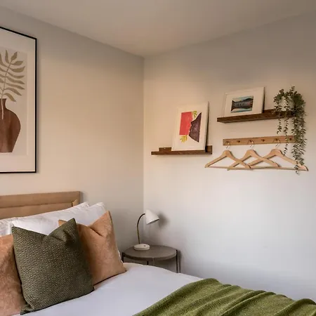 No. 5 The Court-with Free Parking Apartment *