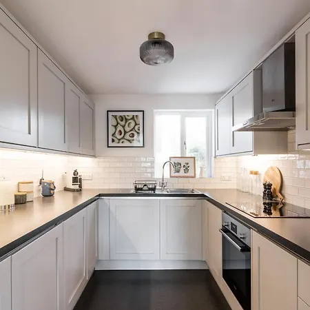 No. 5 The Court-with Free Parking *