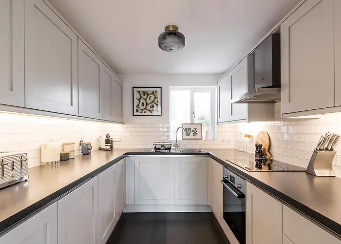 No. 5 The Court-with Free Parking *