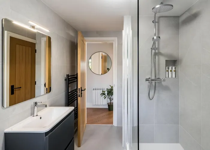 No. 5 The Court-with Free Parking